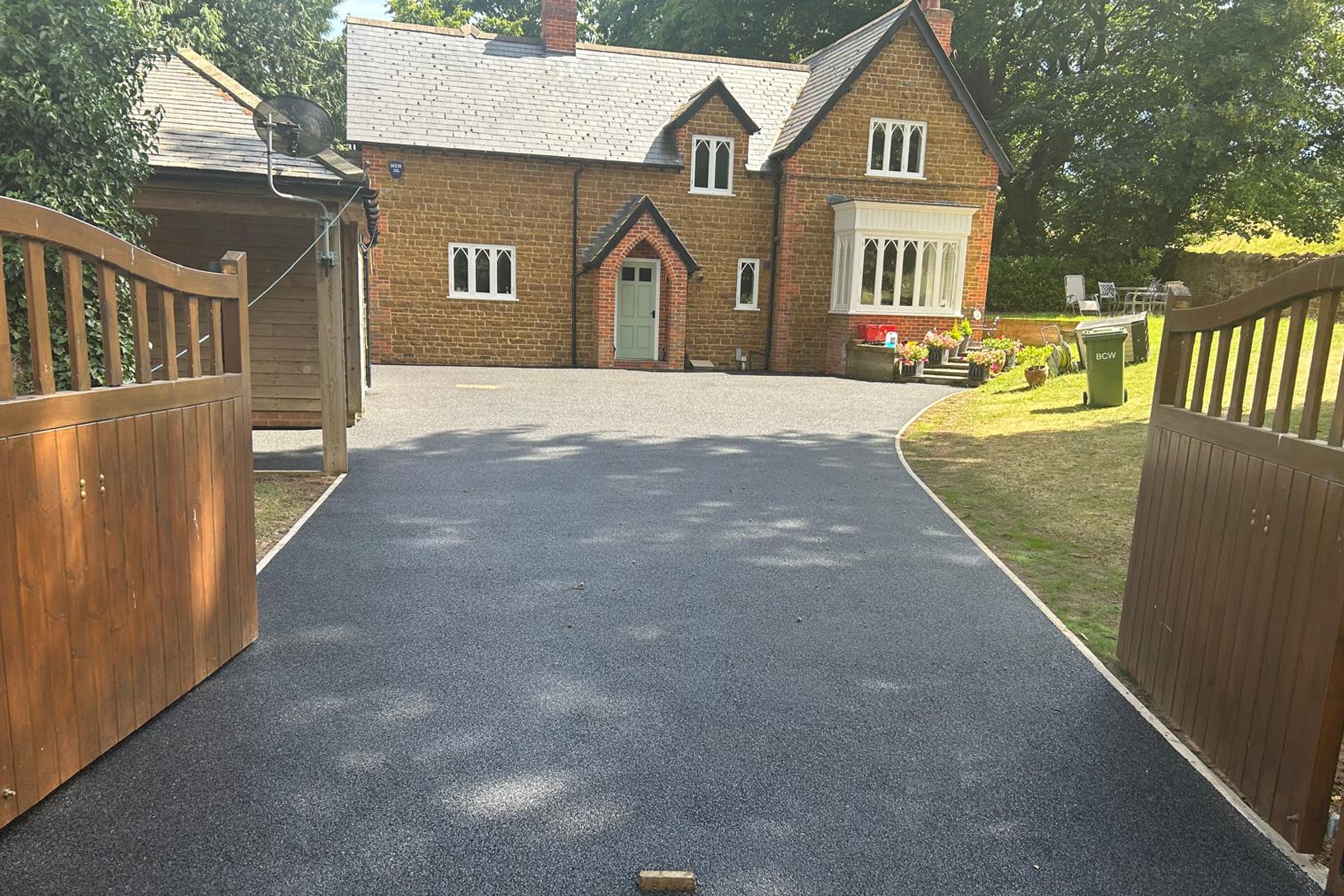 A completed black resin bound driveway at a period property in the Bedfordshire countryside