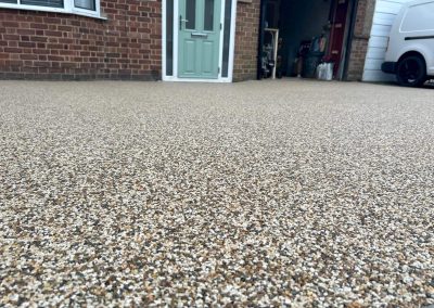 Smooth, textured resin-bound driveway surface