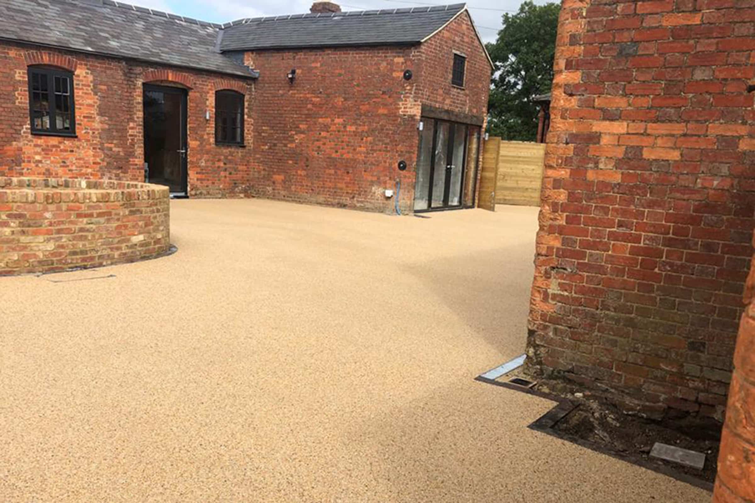 Large 340㎡ resin bound driveway in rural Bedfordshire Newly installed resin-bound driveway surface