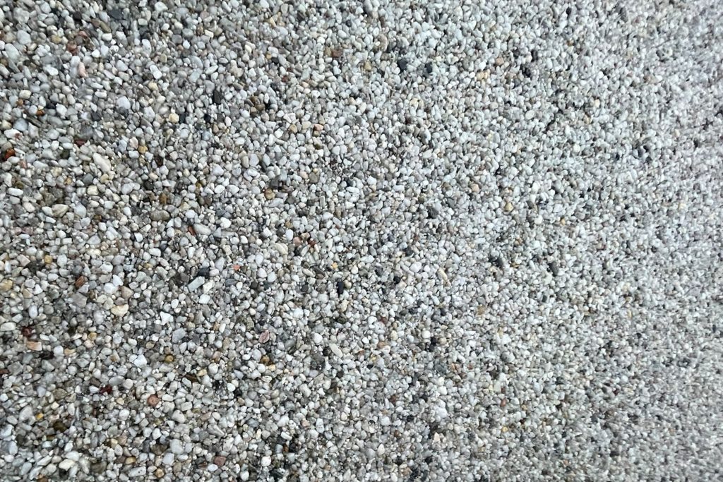 Resin bound surface with small aggregate in resin